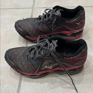 Mizuno women's black and pink running sneakers